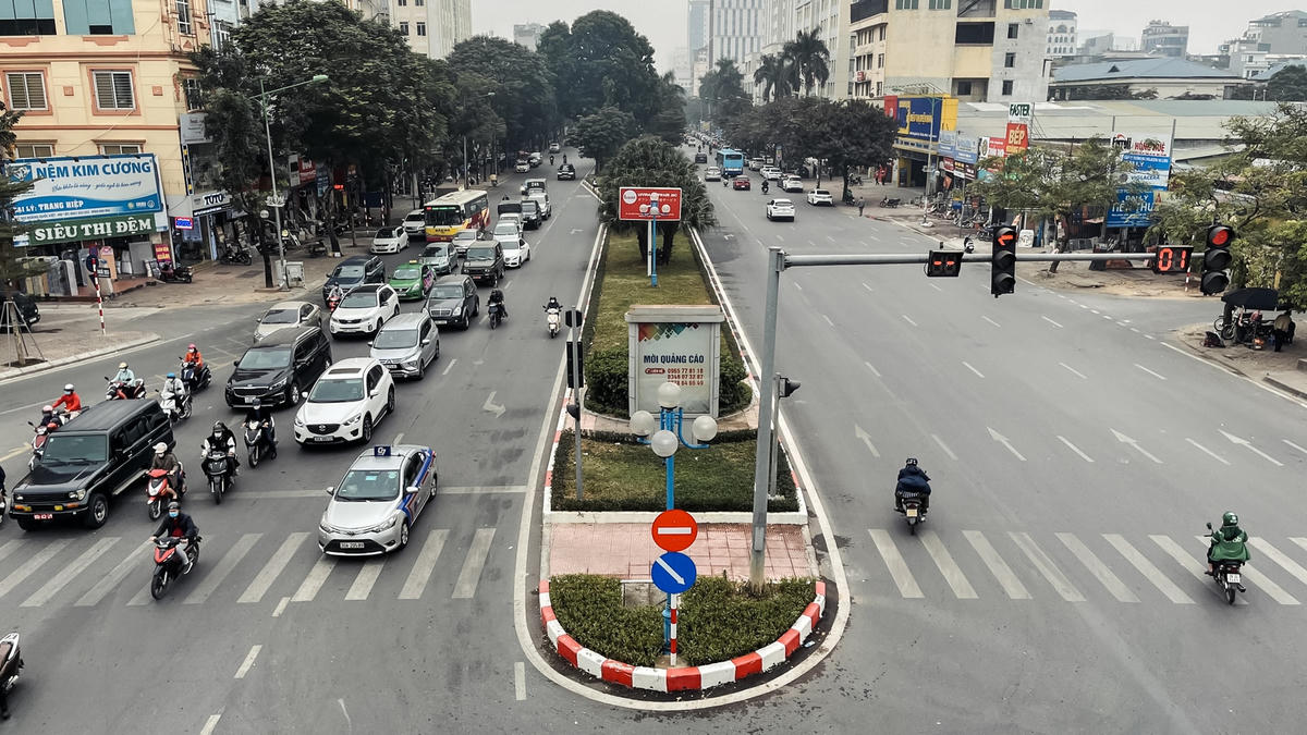 Do vậy, để cải thiện tình trạng ùn tắc giao thông, tạo thuận lợi cho người dân đi lại và hoàn thiện kết cấu hạ tầng giao thông, dự kiến trong tháng 12, tuyến đường Hoàng Quốc Việt sẽ thực hiện xén dải phân cách mở rộng lòng đường từ 6 lên 8 làn xe.