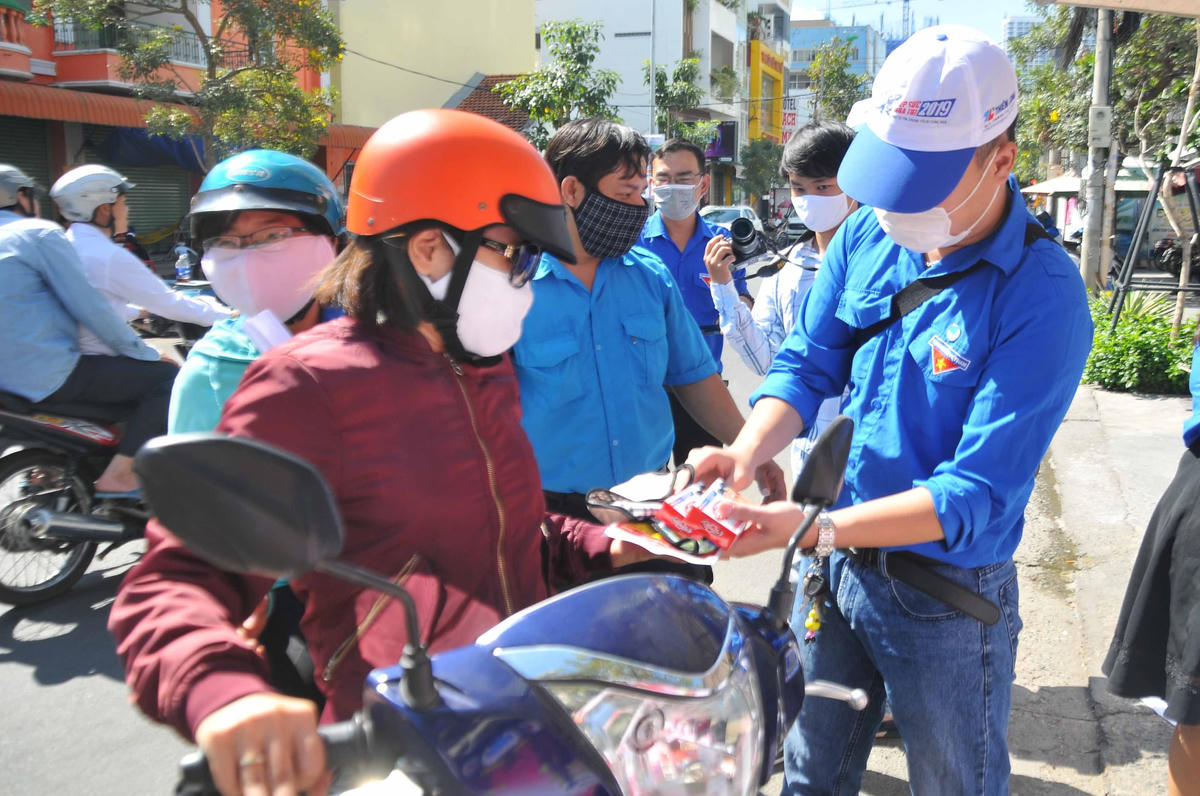 Phát khẩu trang, nước sát khuẩn để người dân Hà Nội phòng, chống dịch.