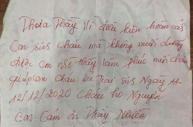Bé trai bị bỏ rơi với lá thư viết tay kèm theo.