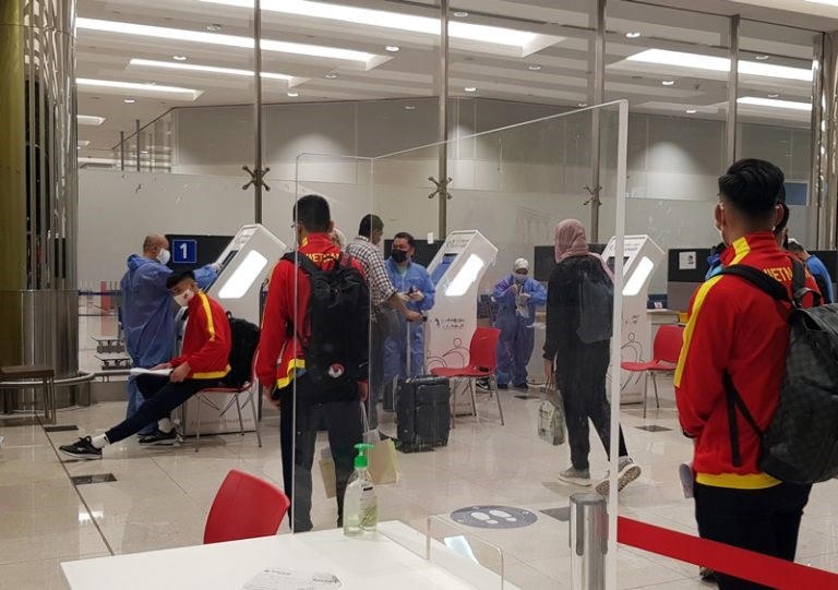 Các thành viên đội tuyển lấy mẫu xét nghiệm RT-PCR tại sân bay Dubai. (Nguồn: VFF).