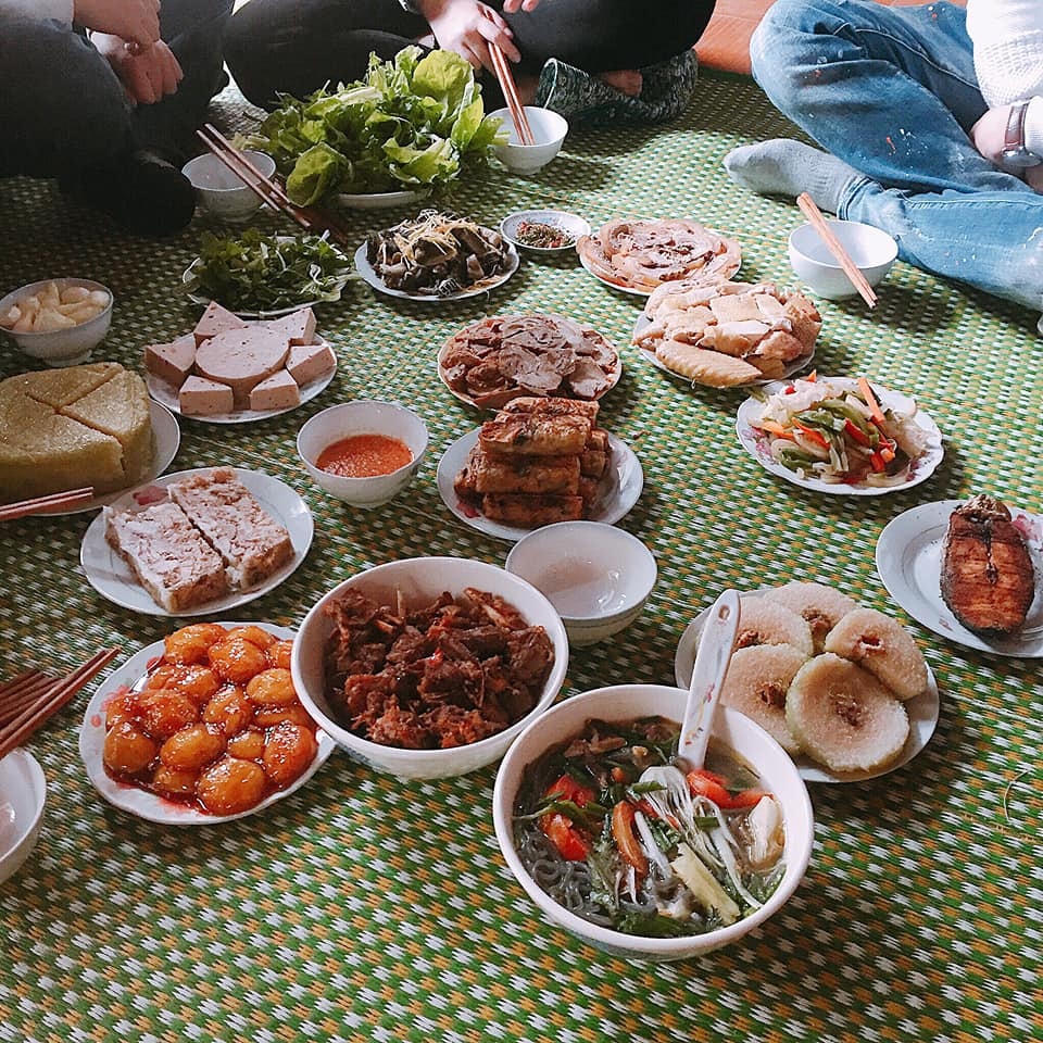 Dù chẳng hề giống nhau nhưng dường như năm nay, mâm cơm tất niên nhà ai cũng như "tuyệt phẩm" ấy nhỉ?!!