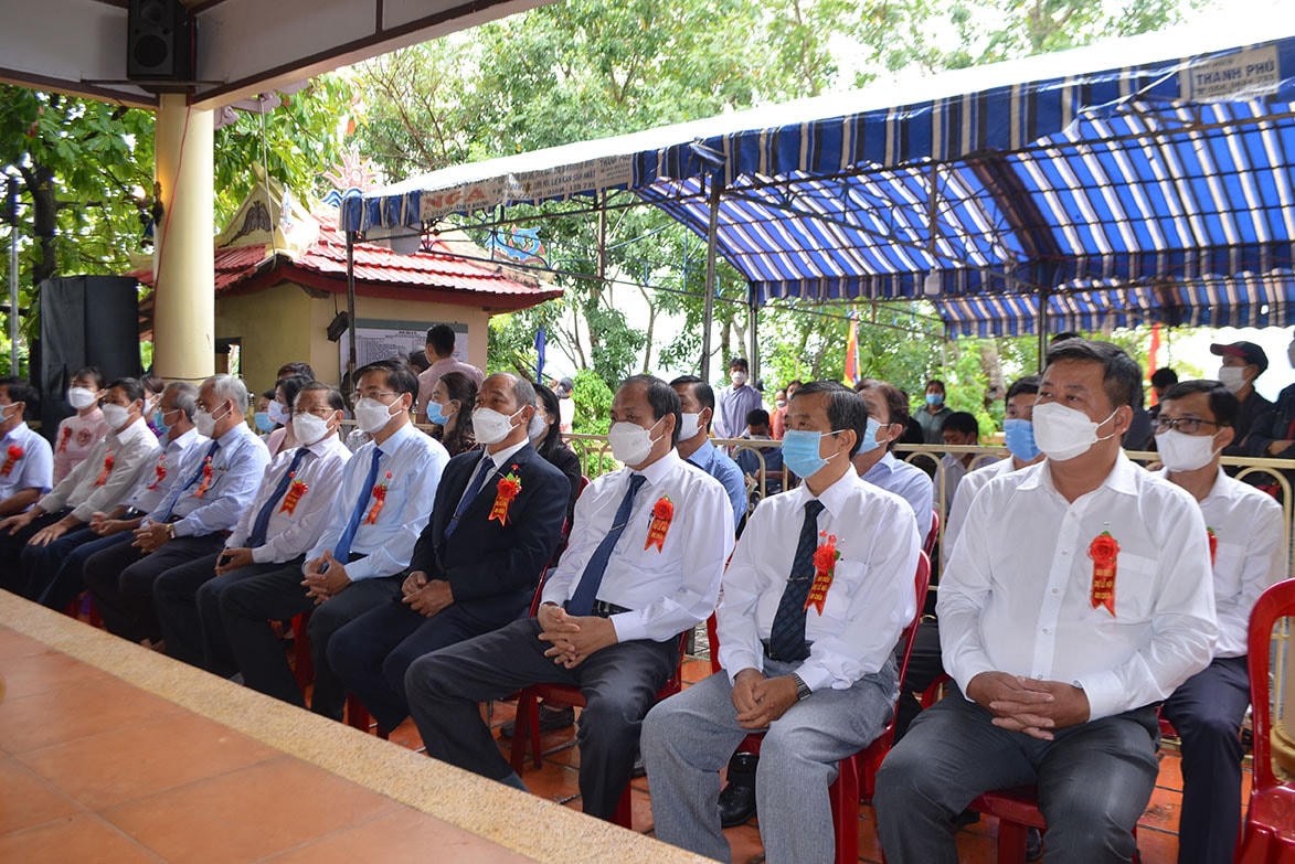 Các vị lãnh đạo dự khai mạc lễ hội Am Chúa. 