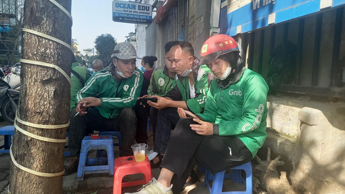 Tài xế công nghệ chật vật kiếm sống giữa lúc dịch bệnh, giá xăng tăng.