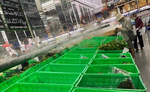 Có thời điểm, nhiều kệ hàng trong siêu thị tại TP HCM còn rất ít rau, củ quả.