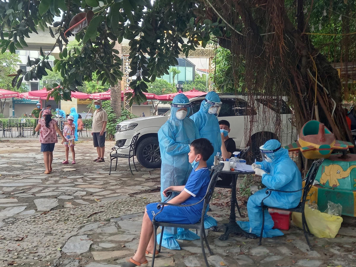 Hà Nội: Cận cảnh khu vực lấy mẫu xét nghiệm tại phường Ô Chợ Dừa, Đống Đa