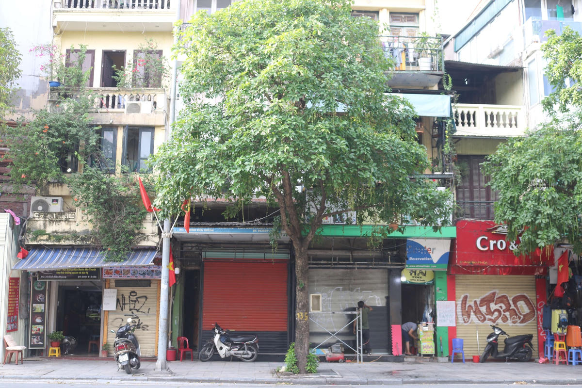 Hàng loạt các quán hàng phải đóng cửa vì dịch bệnh.