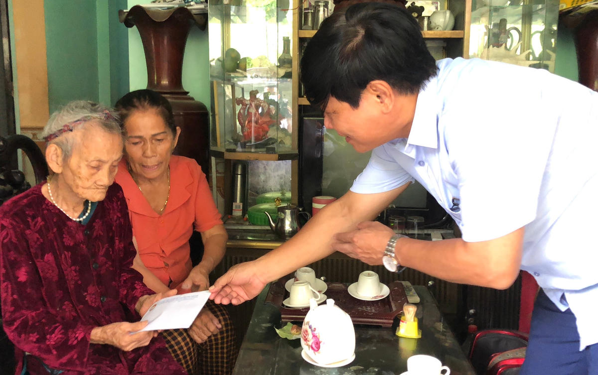 Ông Nguyễn Nam Tiến thăm hỏi, tặng quà Mẹ VNAH Lê Thị Hết (xã Thủy Thanh, thị xã Hương Thuỷ).