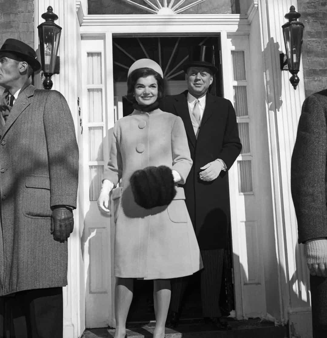 Jackie Kennedy là một biểu tượng thời trang cho đến ngày nay. Đây là buổi lễ nhậm chức của tổng thống John F. Kennedy, vào năm 1961, bà mặc bộ vest của Oleg Cassini.  