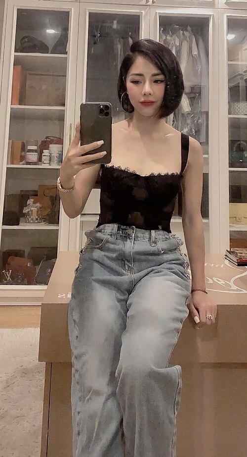 MC Bạch Lan Phương tranh thủ pose hình trước khi đi hẹn hò cùng bạn trai diễn viên Huỳnh Anh.