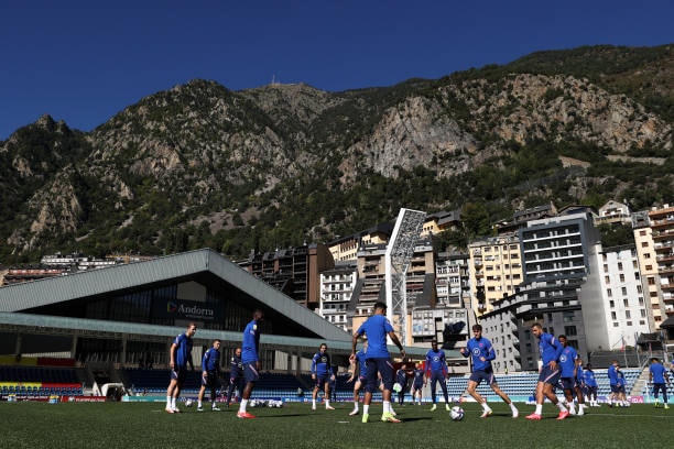 Sự việc xảy ra chỉ ngay sau buổi tập chính thức làm quen sân của Harry Kane và các đồng đội.
