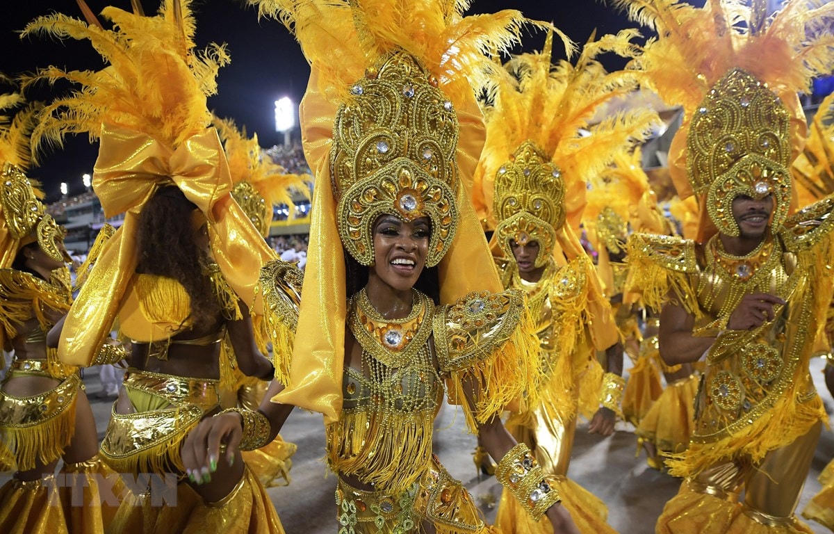 Các vũ công trong Lễ hội hóa trang Carnival nổi tiếng tại thành phố Rio de Janeiro, Brazil năm 2019. (Ảnh: AFP/TTXVN).