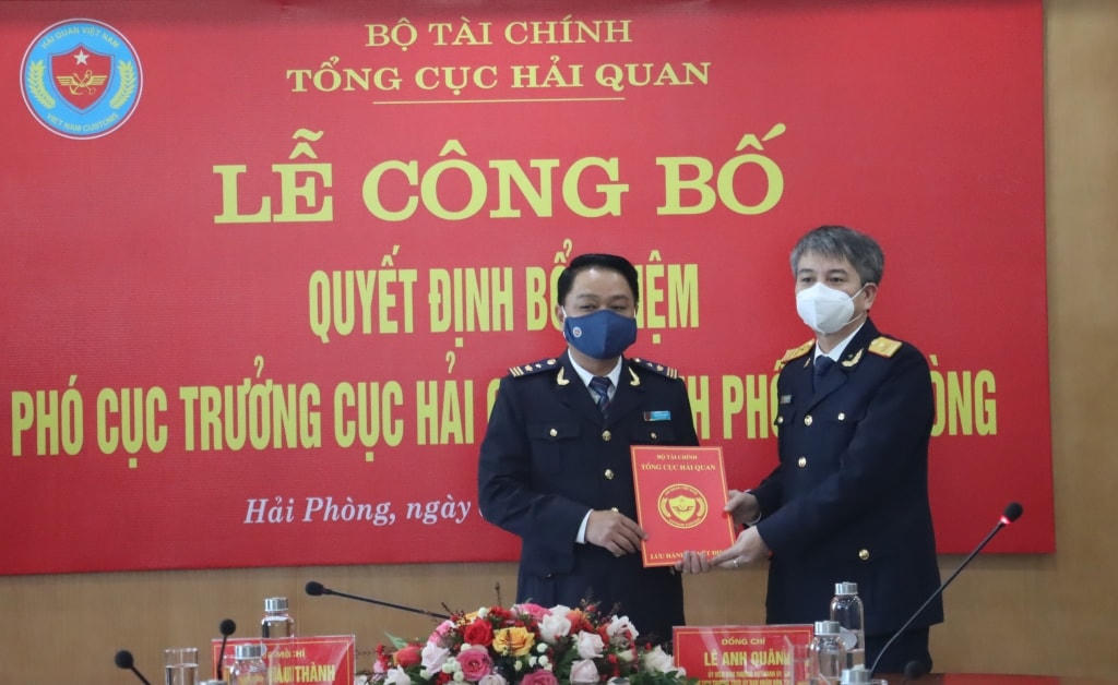 Phó Tổng cục trưởng Mai Xuân Thành (bên phải) trao quyết định bổ nhiệm đối với ông Trần Mạnh Hùng (bên trái).