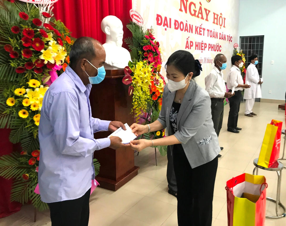 Ông Nguyễn Trọng Nghĩa và bà Trương Thị Ngọc Ánh trao quà cho các gia đình ấp Hiệp Phước.