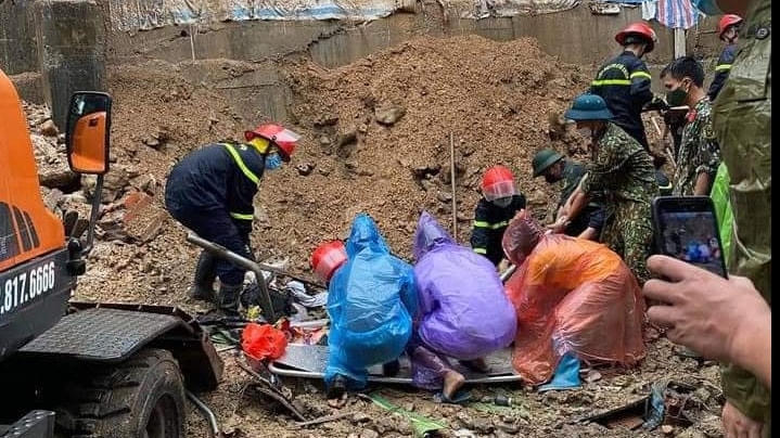 Nạn nhân đầu tiên trong vụ sạt lở đã được tìm thấy. Ảnh: BQN