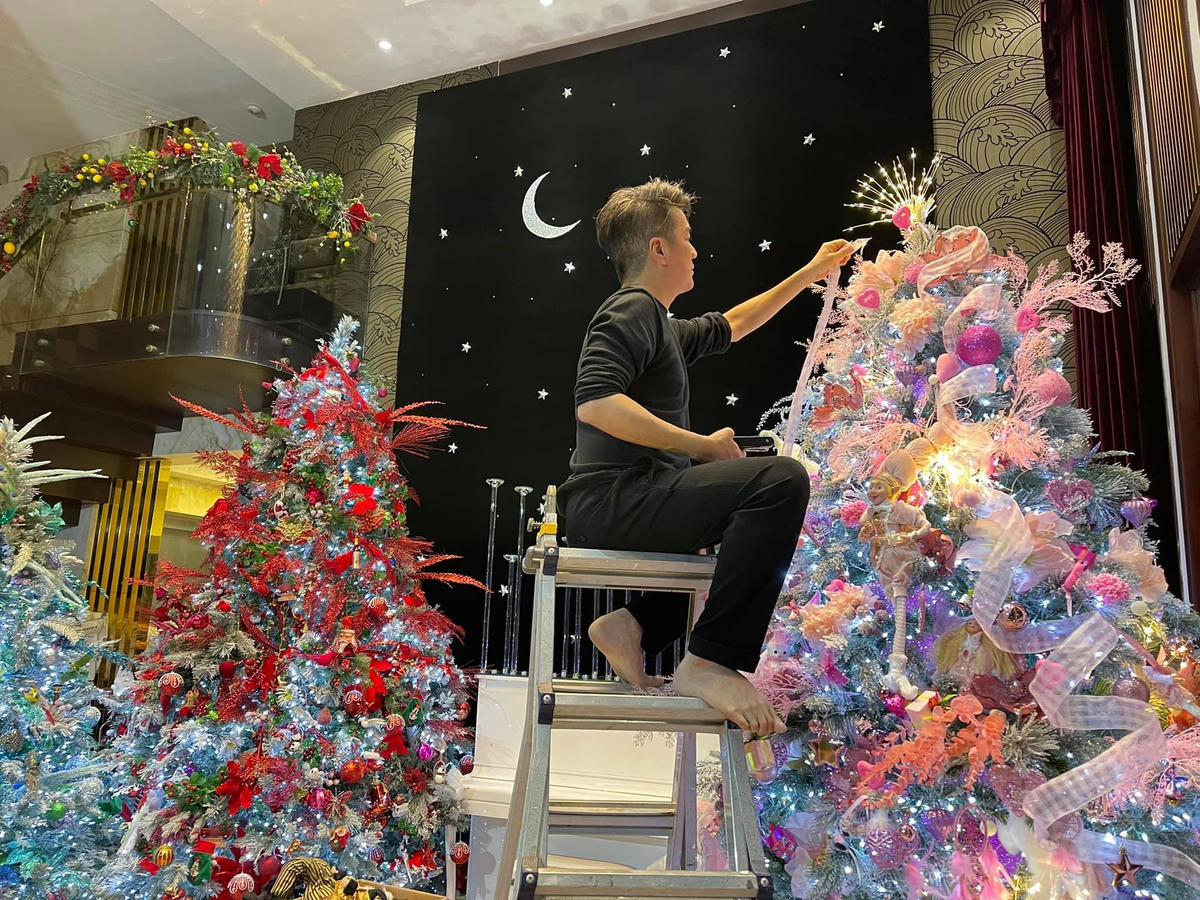 Đàm Vĩnh Hưng tự tay trang trí cây thông Noel và tiểu cảnh Giáng sinh tại nhà riêng để đón fans tới thăm và chụp hình.  
