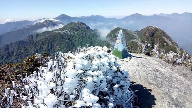 Sa Pa 'đông cứng' trong băng tuyết, đỉnh Khau Phạ cũng 'hóa đá'