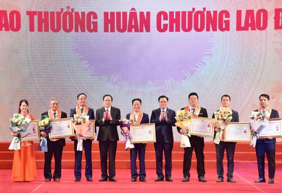 Bí thư Thành ủy Vương Đình Huệ và Chủ tịch UBTƯ MTTQ Việt Nam Trần Thanh Mẫn và đại diện các doanh nghiệp được trao Huân chương Lao động. Ảnh: Quang Vinh.