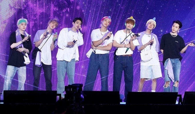 Các thành viên BTS trong fan meeting trực tuyến 
