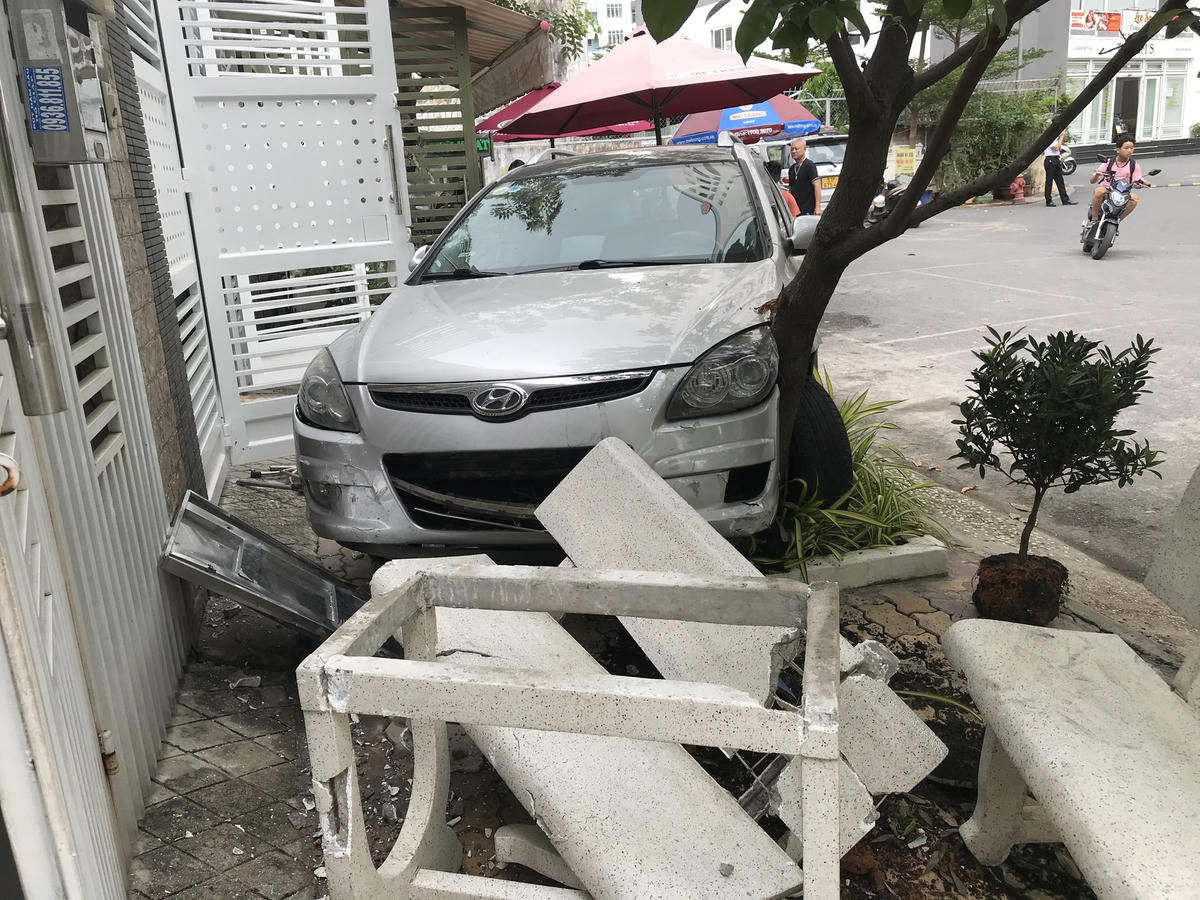 Chiếc xe ô tô húc vào barie rồi tông vào một cây xanh. Ảnh: Trung Lĩnh.