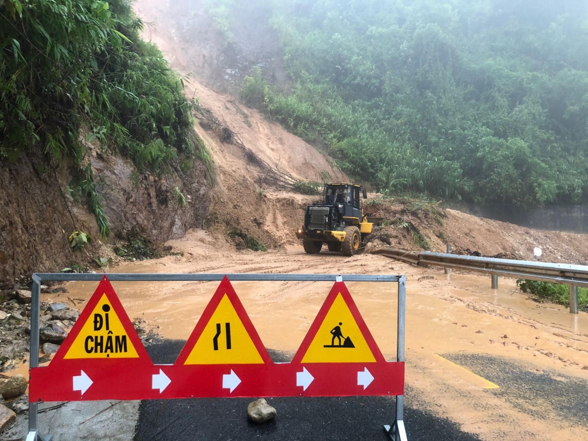 Mưa lớn kéo dài, lũ lên nhanh