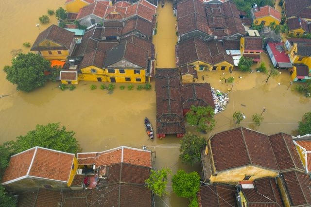 Phố cổ Hội An ngày mưa bão.