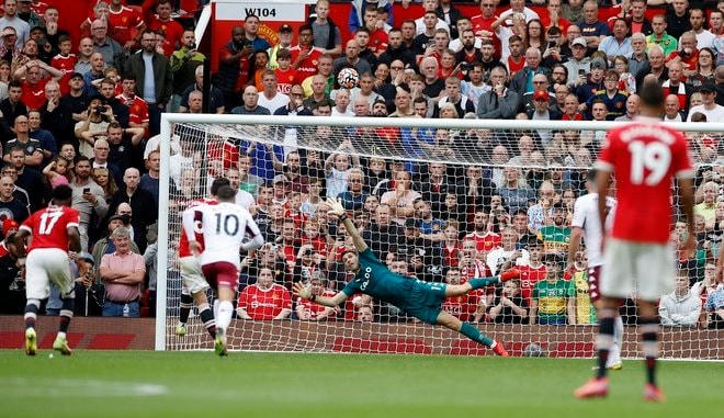 Bruno Fernandes sút 11m vọt xà ở phút bù giờ.