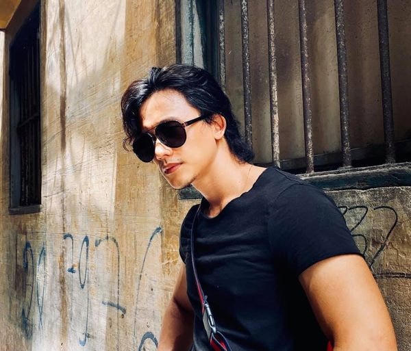 Mai Tài Phến xuất hiện với phong cách Cool ngầu, lãng tử khiến bạn bè và người hâm mộ không tiếc lời khen và chúc anh hạnh phúc với tình yêu đang có.