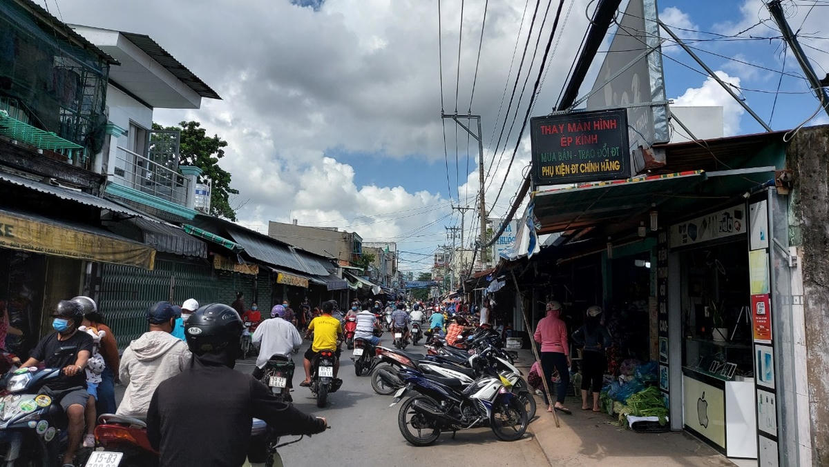 Chợ tự phát nằm trên đường Tân Thới Nhất 08, Quận 12.