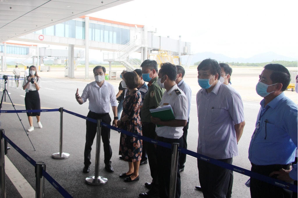 Đoàn công tác kiểm tra tại Cảng hàng không quốc tế Vân Đồn. Ảnh: BQN.