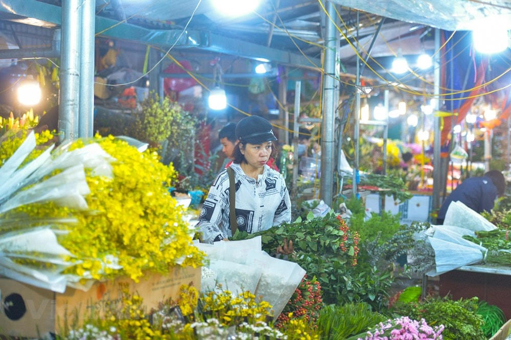 Những sạp bán hoa đã được phủ đủ màu sắc sặc sỡ trước thềm ngày Quốc tế phụ nữ. Ảnh: Minh Sơn/Vietnam+.  