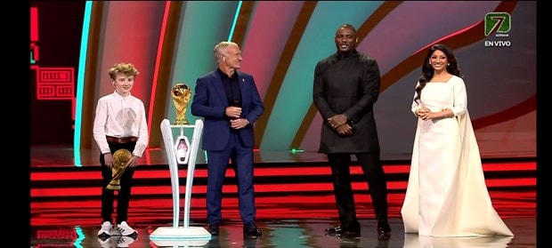 HLV Didier Deschamps của đội tuyển Pháp mang chiếc cúp vô địch thế giới ra sân khấu.