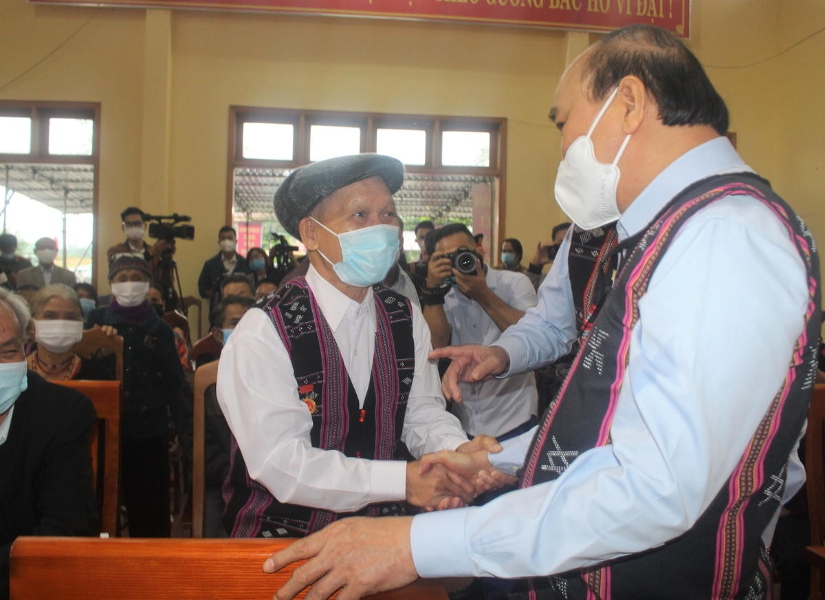 Chủ tịch nước Nguyễn Xuân Phúc trò chuyện với đại biểu tại Ngày hội Đại đoàn kết toàn dân tộc ở xã Ba.