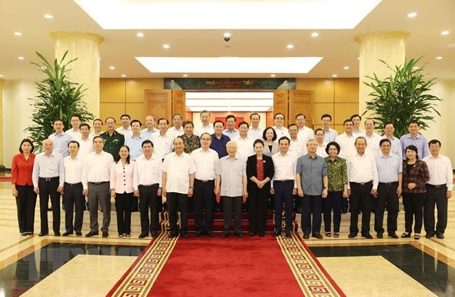 Tổng Bí thư, Chủ tịch nước Nguyễn Phú Trọng và các đồng chí Bộ Chính trị chụp ảnh chung với Ban Thường vụ Thành ủy TP HCM. (Ảnh: Trí Dũng/TTXVN).