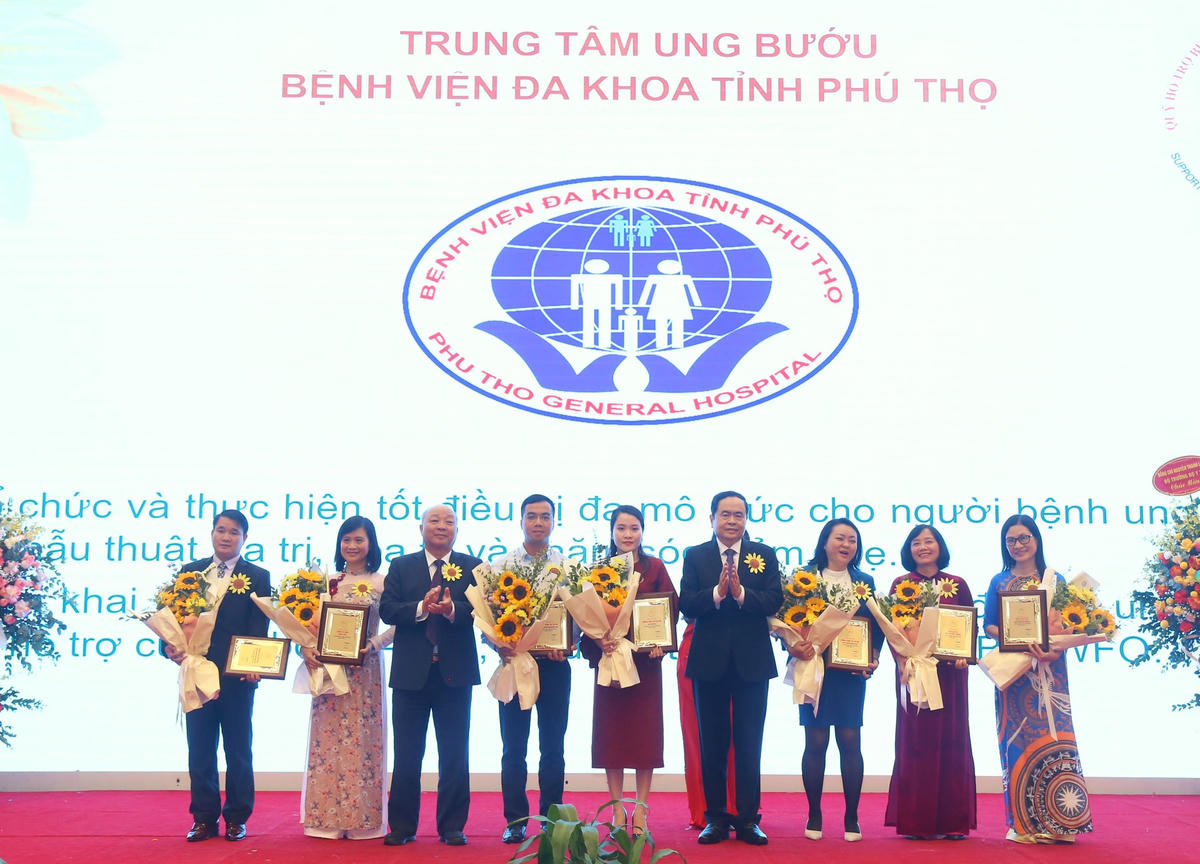 Chủ tịch Trần Thanh Mẫn tặng hoa và kỷ niệm chương tri ân các nhà tài trợ tại Hội nghị.