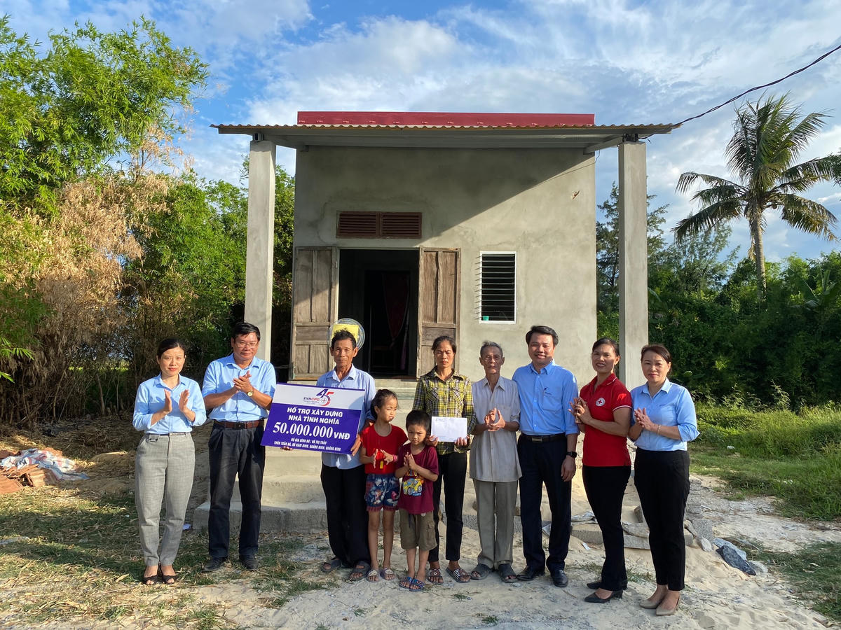 Trao tặng nhà tình nghĩa cho gia đình chính sách ở thôn Trần Xá, xã Hàm Ninh (Quảng Ninh, Quảng Bình).