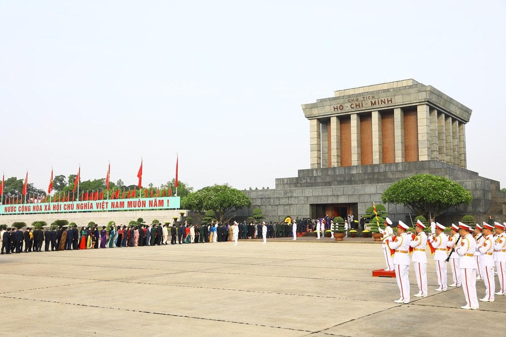 Các đại biểu Quốc hội vào Lăng viếng Chủ tịch Hồ Chí Minh. (Ảnh: Nguyễn Điệp/TTXVN).