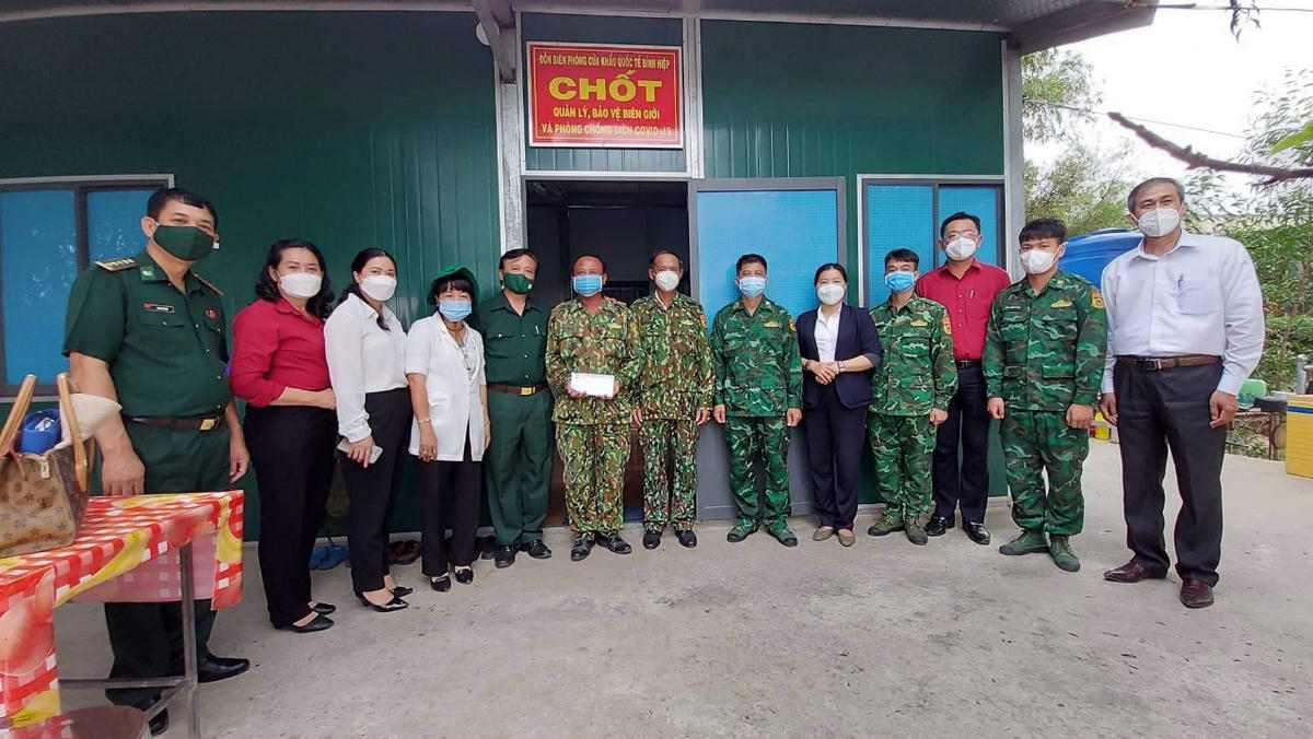 Tặng quà và giao lưu với cán bộ, chiến sĩ Đồn biên phòng Bình Hiệp.