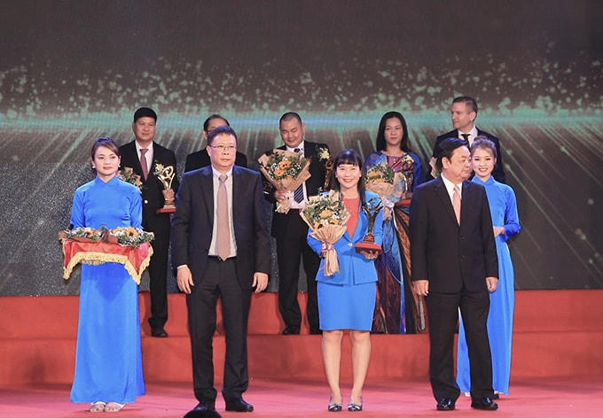 Lãnh đạo Công ty Cổ phần Nước giải khát Yến sào Khánh Hòa nhận Giải Vàng Chất Lượng Quốc Gia.
