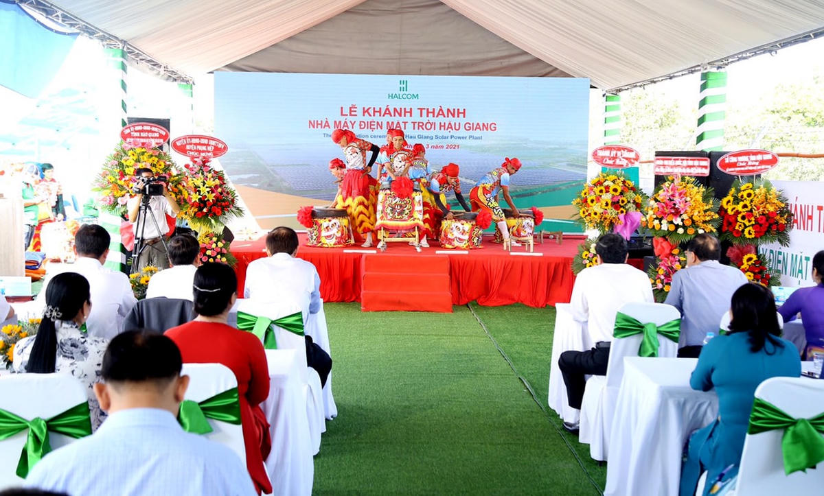 Quang cảnh buổi khánh thành nhà máy điện mặt trời.