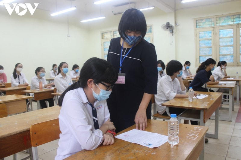 [ẢNH] Thí sinh Hà Nội tuân thủ đeo khẩu trang trong buổi thi đầu tiên