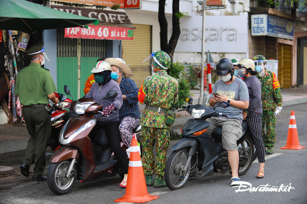 [ẢNH] TP HCM kiểm tra mã QR tại các chốt trở lại