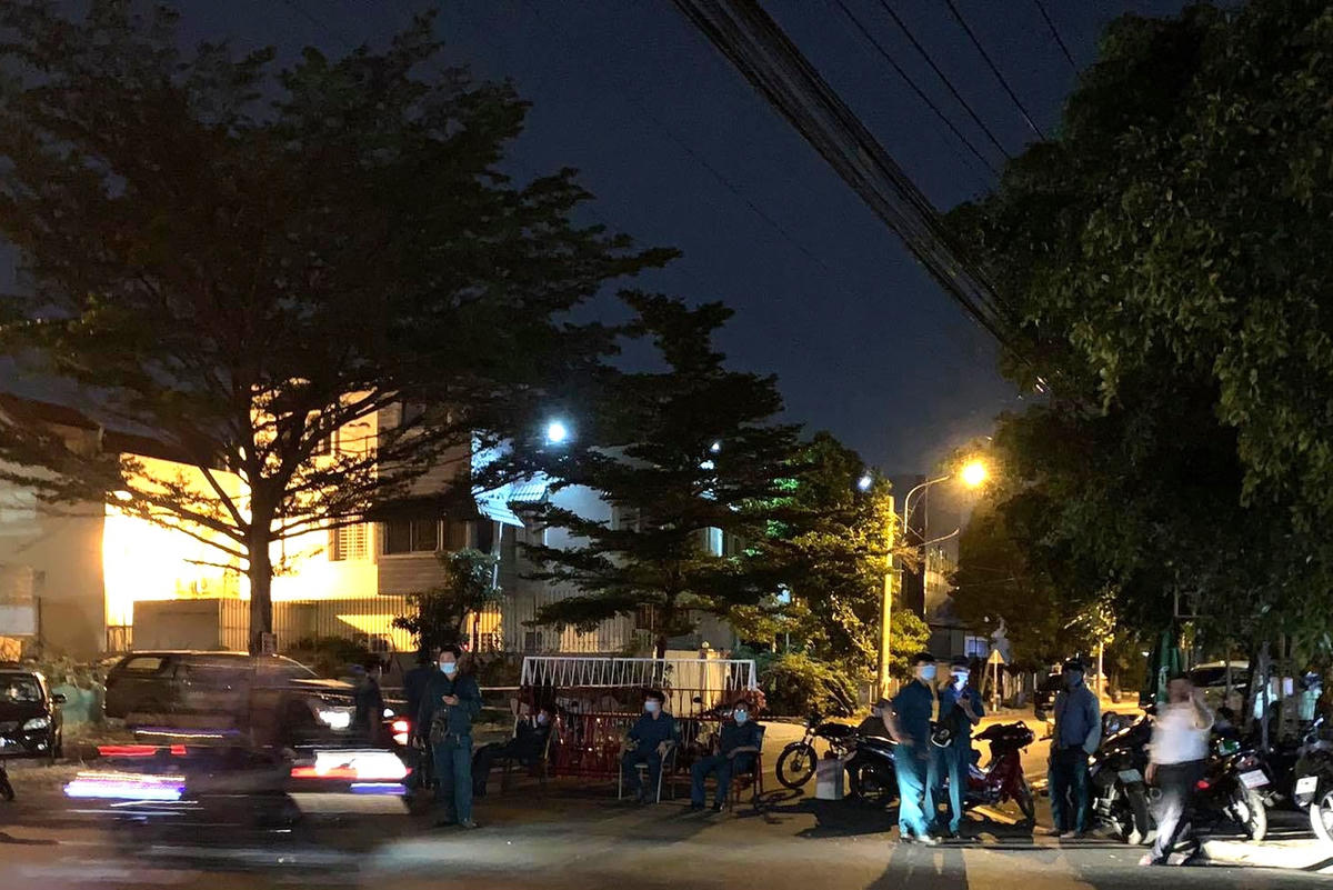 Lực lượng chức năng chốt chặn lối dẫn vào khu dân cư ở khu phố 4. Ảnh: Dân trí.