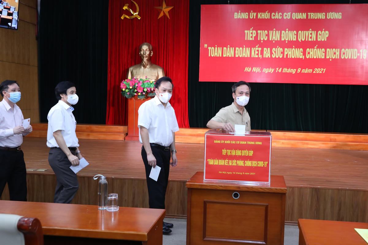 Cán bộ công chức, viên chức, người lao động cơ quan Đảng ủy Khối tham gia ủng hộ tại buổi lễ.