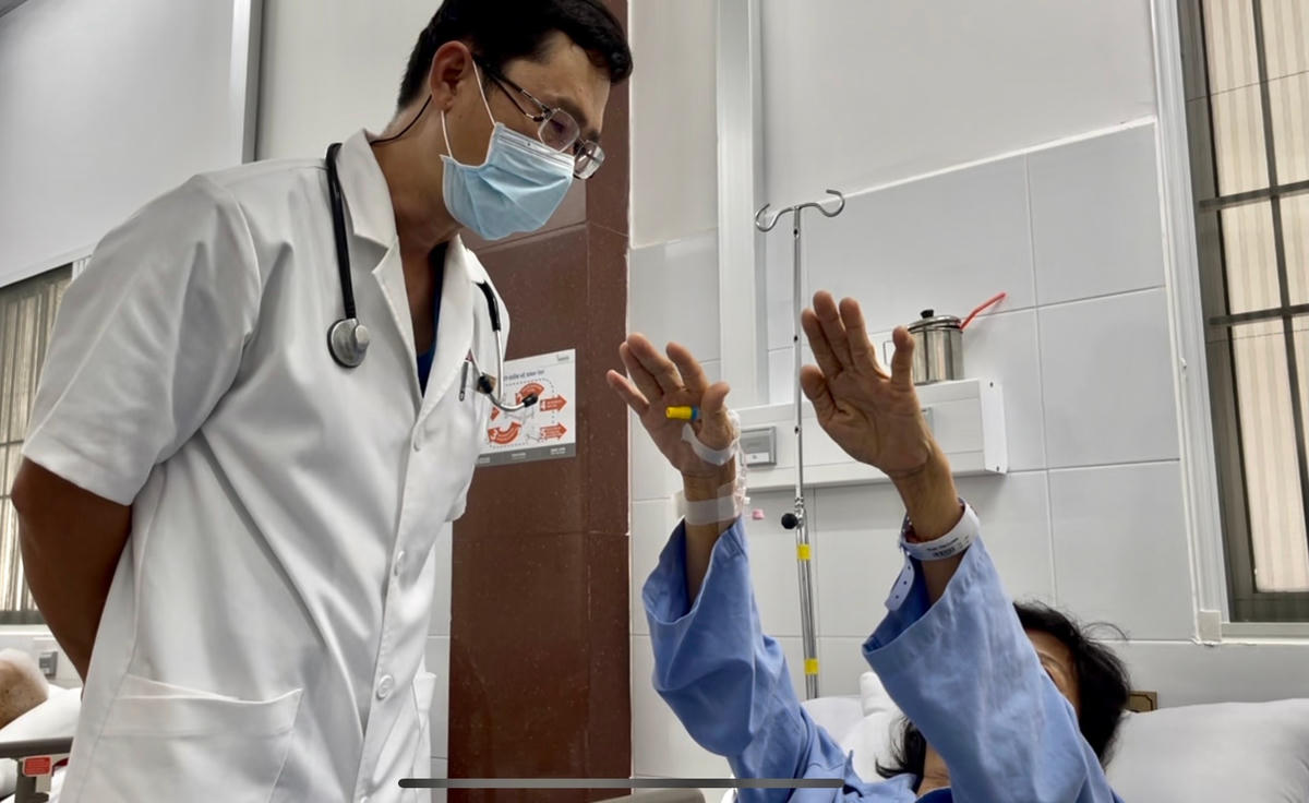 Bác sĩ kiểm tra tình trạng phục hồi của bệnh nhân.