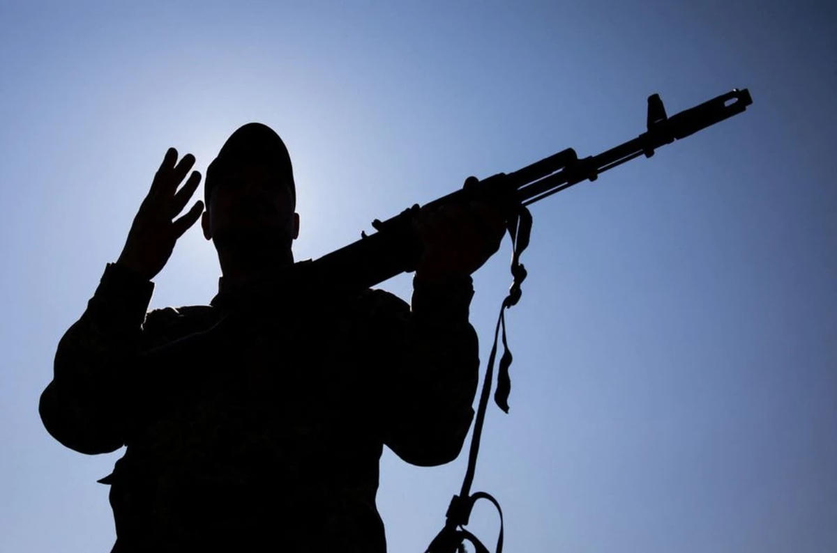 Một thành viên bảo vệ lãnh thổ Kiev với khẩu súng trường Kalashnikov. Ảnh: Reuters.