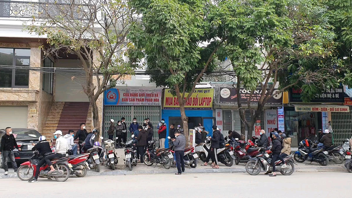 Trong ngày 18 và 19/1, theo ghi nhận của Đại Đoàn Kết Online tại 3 điểm được phép bán pháo hoa trên địa bàn tỉnh Thanh Hóa là cửa hàng ở số nhà 29 đường Dương Đình Nghệ (phường Tân Sơn), số nhà 143 đường Lê Hồng Phong (phường Ba Đình) và số nhà 358, đường 10/6, khu 5, thị trấn Quán Lào (huyện Yên Định) đều thu hút rất đông người dân đến mua, mỗi ngày có tới hàng trăm lượt khách.