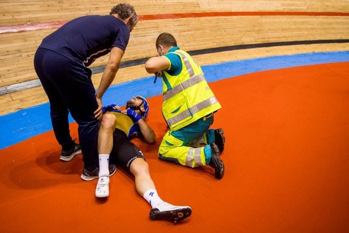 Mark Cavendish ngã xuống sàn sau khi bị đối thủ tạt đầu.