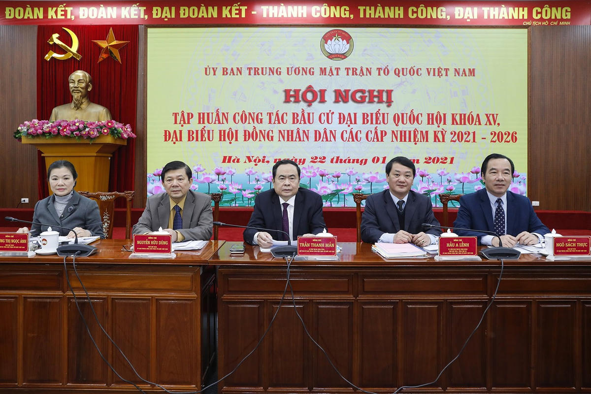 Chủ tịch Trần Thanh Mẫn và các vị trong Ban Thường trực UBTW MTTQ Việt Nam chủ trì Hội nghị