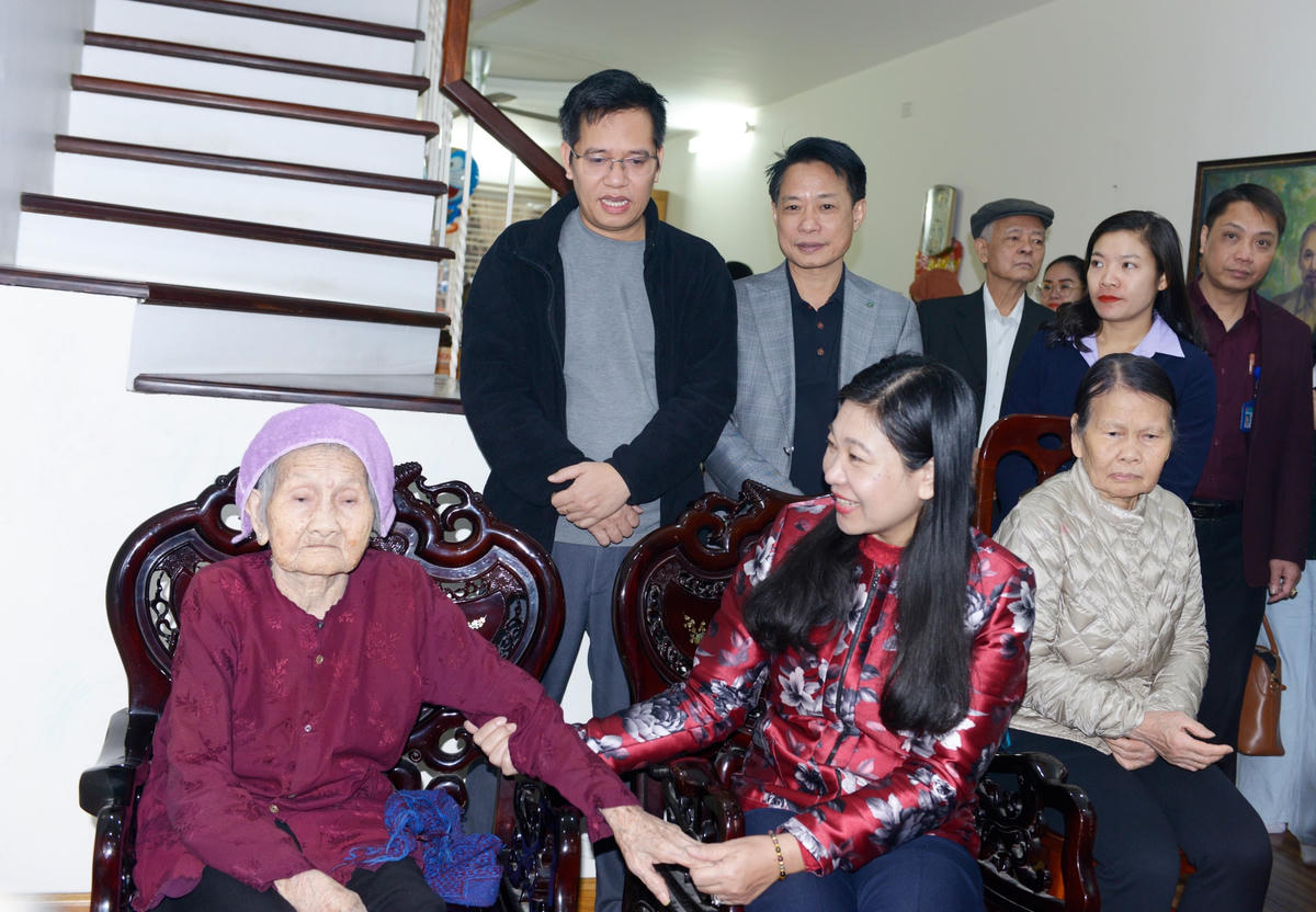 Bà Nguyễn Lan Hương thăm Mẹ Việt Nam anh hùng Nguyễn Thị Tẹo.