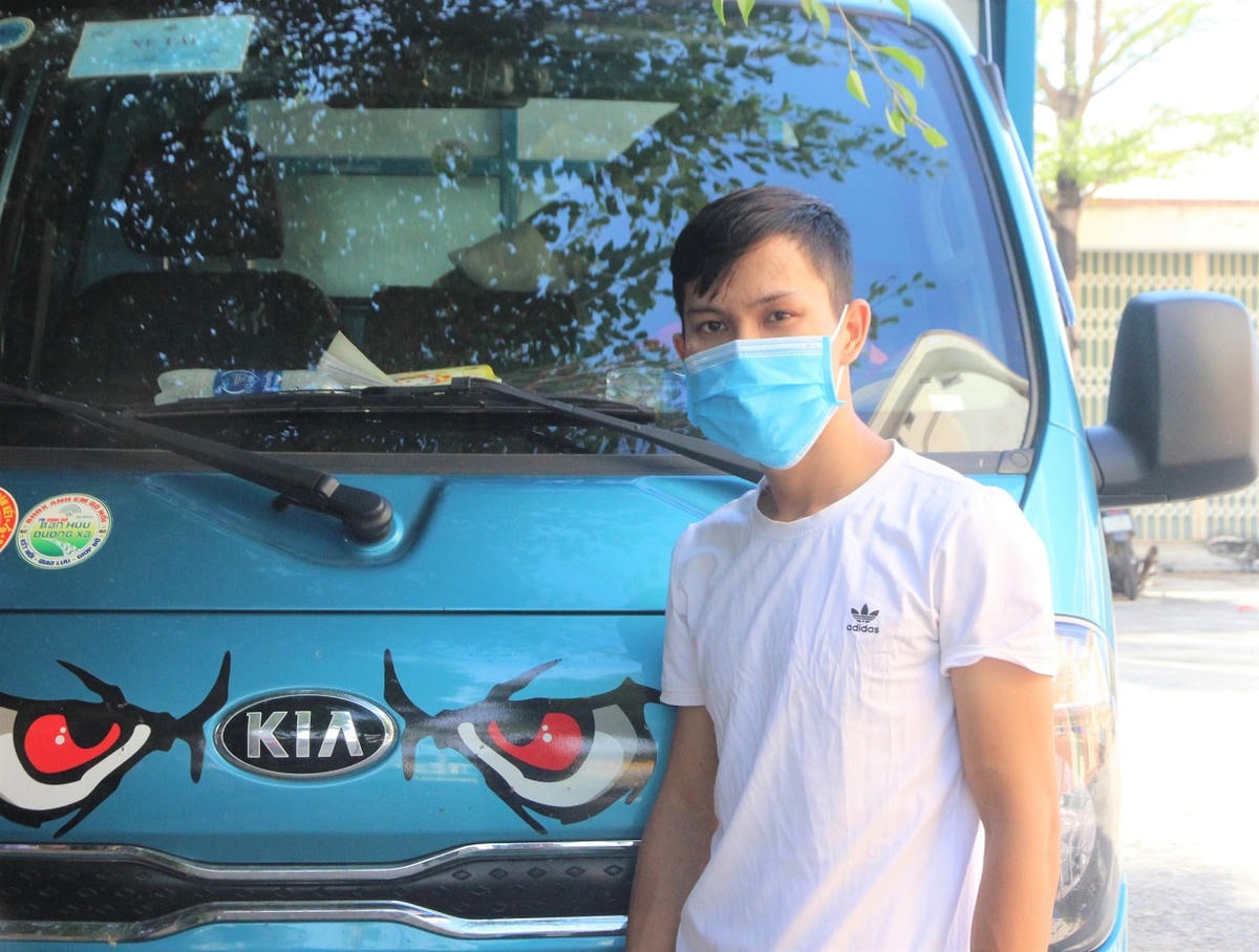 Nghi phạm Nguyễn Văn Tuấn cùng chiếc xe gây tai nạn.